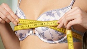 A woman in a perfect brassiere size, illustrating how to determine your bra size