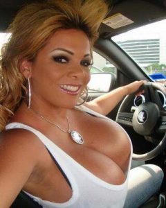 Actress Sheyla Hershey showing too much breast cleavage due to a bra that is too tight or small for her large bust. Buying a bra whose cups are smaller than a woman's breasts is one of the most popular bra fit problems 